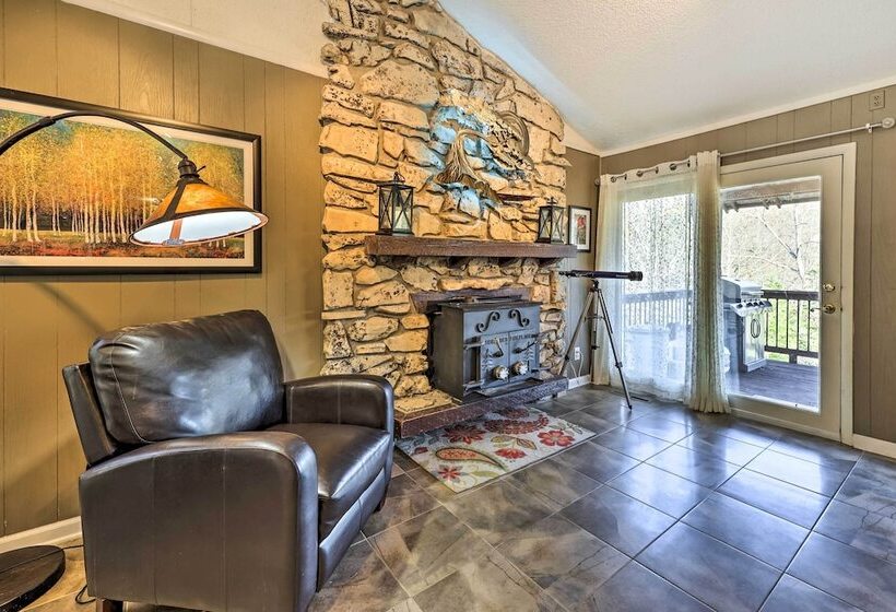 Holiday Island Home: Hot Tub & Wood Stove!