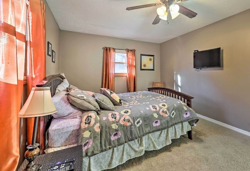 Holiday Island Home: Hot Tub & Wood Stove!