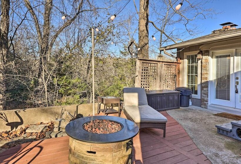 Holiday Island Home: Hot Tub & Wood Stove!