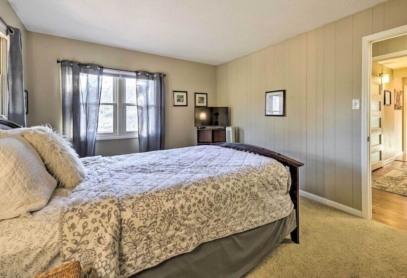 Holiday Island Home: Hot Tub & Wood Stove!