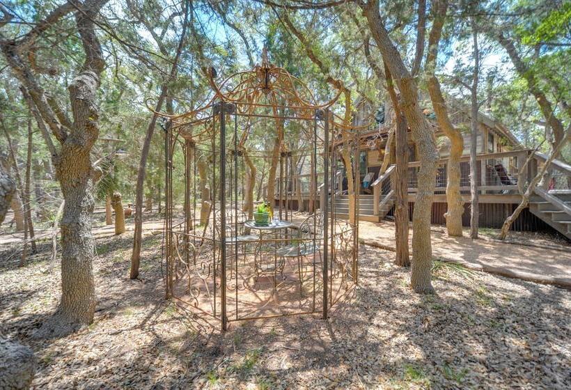 Horse Thief Inn  Cabin Retreat W/ Deck & Hot Tub!