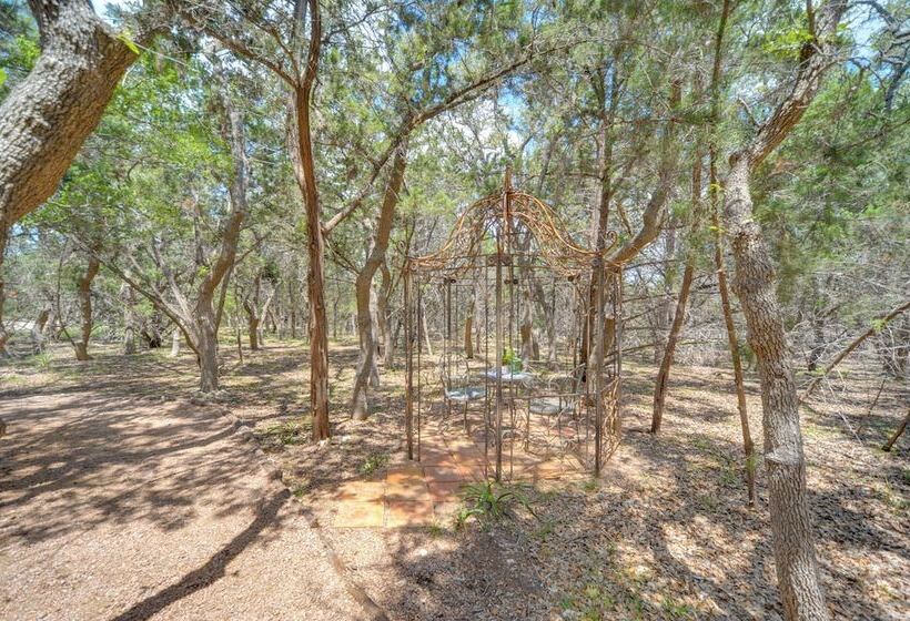 Horse Thief Inn  Cabin Retreat W/ Deck & Hot Tub!