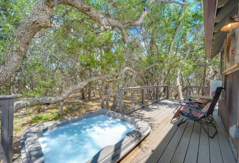 Horse Thief Inn  Cabin Retreat W/ Deck & Hot Tub!