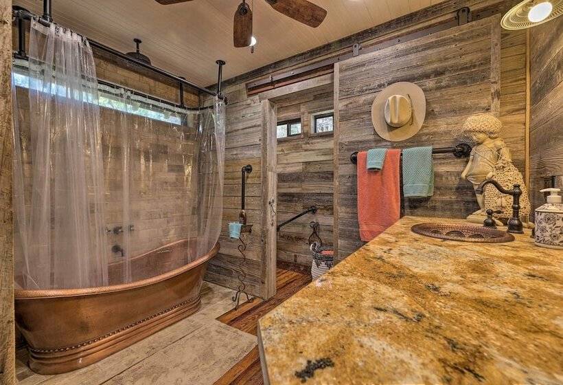 Horse Thief Inn  Cabin Retreat W/ Deck & Hot Tub!