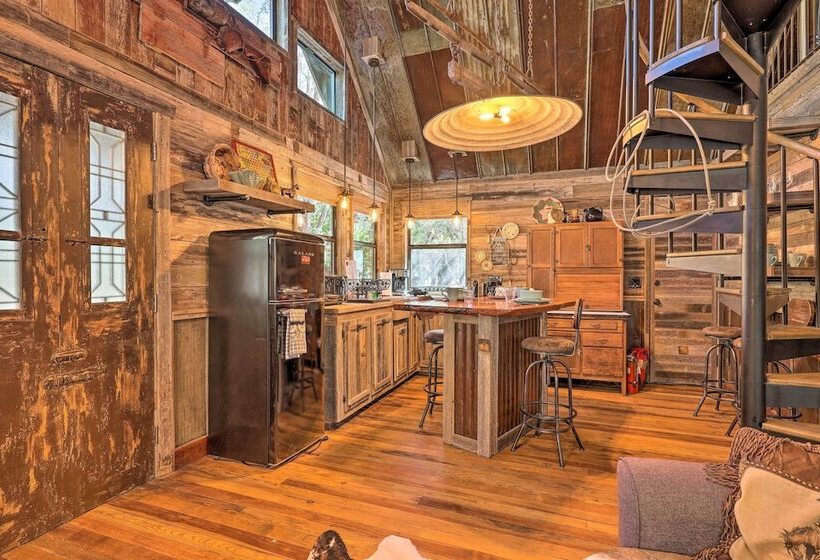 Horse Thief Inn  Cabin Retreat W/ Deck & Hot Tub!