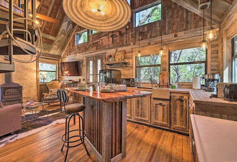 Horse Thief Inn Cabin Retreat W/ Deck & Hot Tub!