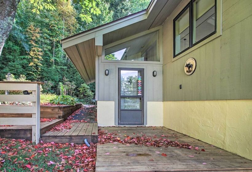 House W/ Balcony ~ 5 Mi To Cranmore Resort!