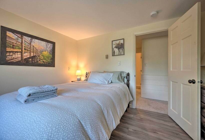 House W/ Balcony ~ 5 Mi To Cranmore Resort!
