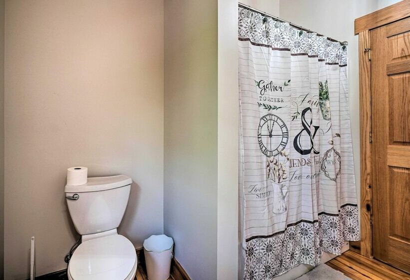 Idyllic Lakeview Lodge W/ Private Hot Tub!