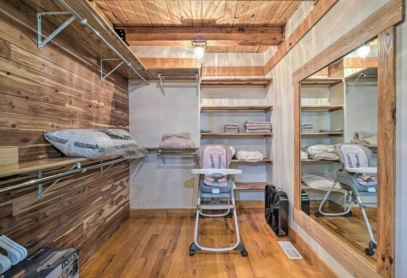 Idyllic Lakeview Lodge W/ Private Hot Tub!