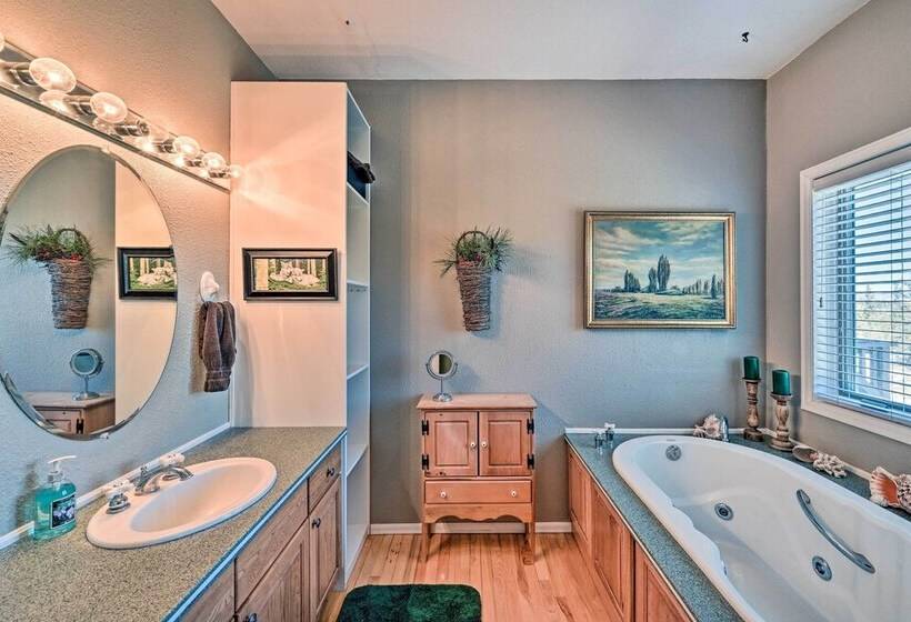 Jefferson Cabin W/ Hot Tub: Ski, Hike, Bike!