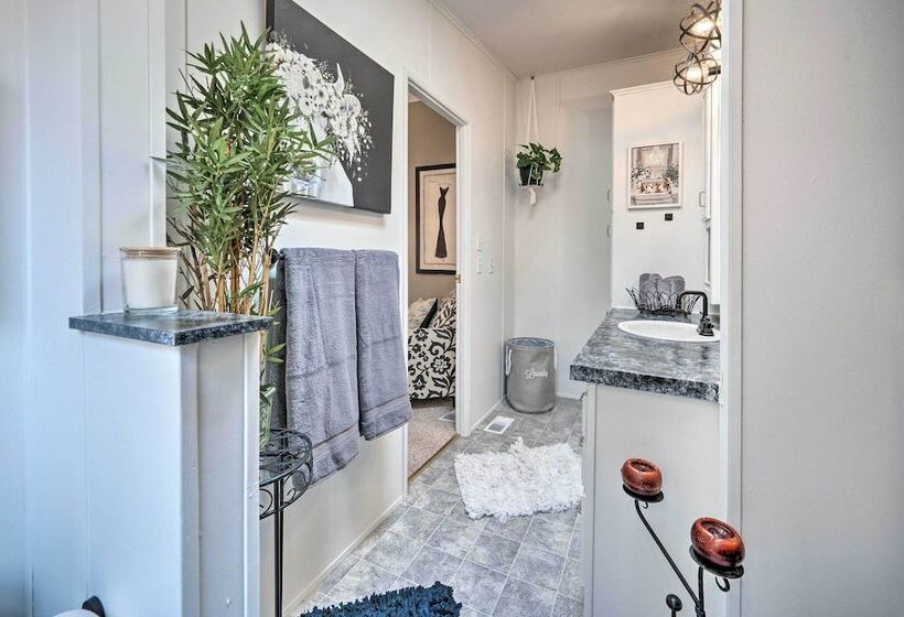 John Day Lakehouse W/ A Great Outdoor Space!