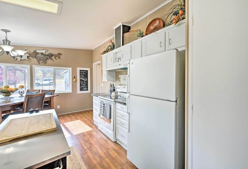 John Day Lakehouse W/ A Great Outdoor Space!