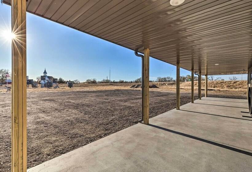 Kansas Hunting Lodge: Pets & Large Groups Welcome!