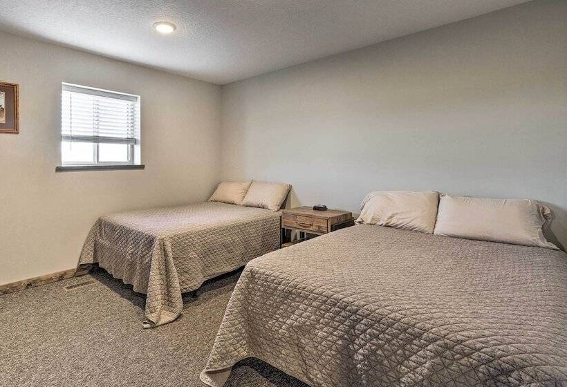 Kansas Hunting Lodge: Pets & Large Groups Welcome!