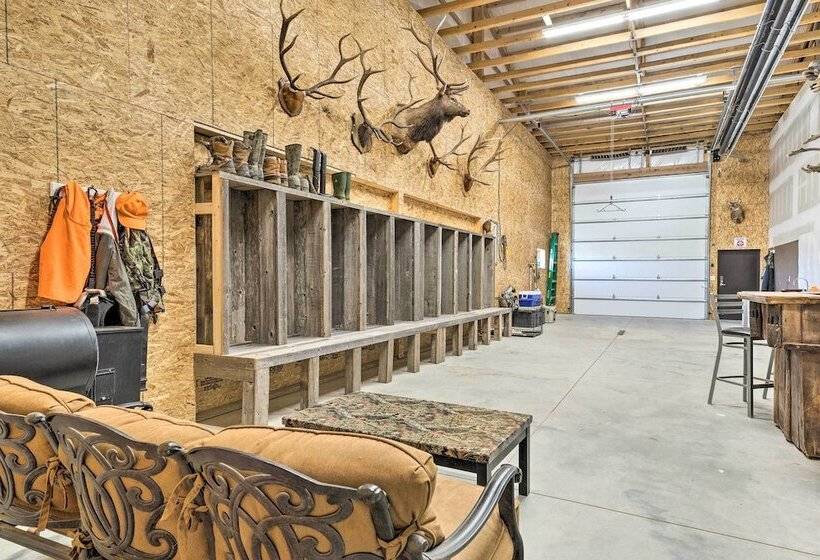Kansas Hunting Lodge: Pets & Large Groups Welcome!