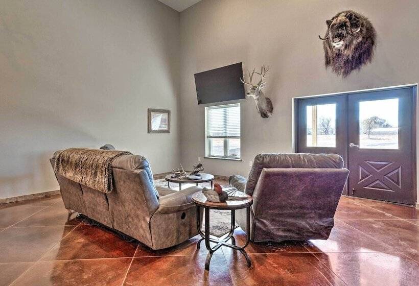 Kansas Hunting Lodge: Pets & Large Groups Welcome!