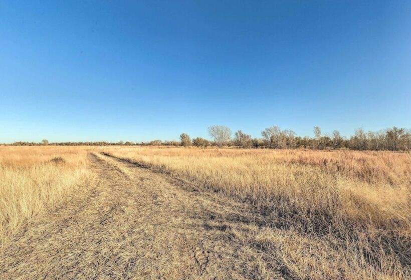 Kansas Hunting Lodge: Pets & Large Groups Welcome!