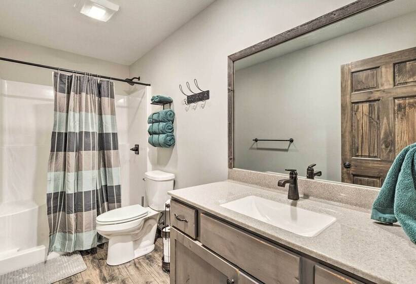 Kansas Hunting Lodge: Pets & Large Groups Welcome!