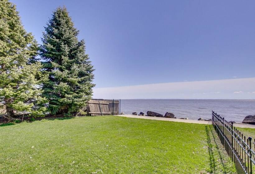 La Petit Maison   Lakefront Oshkosh Home!