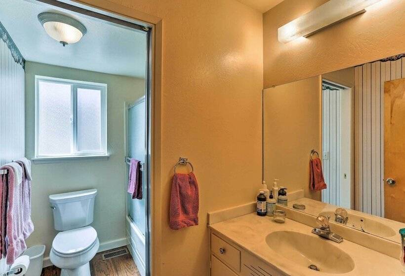 Lake Almanor Country Club Home W/ Views & Kayaks!