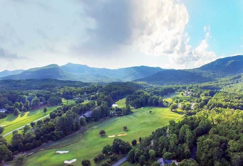 Game Room & Mountain Views: Lake Lure Retreat!