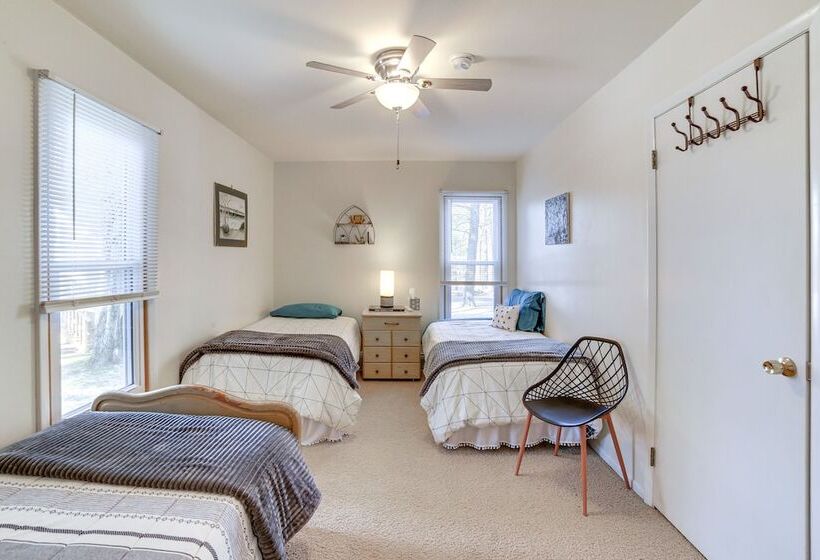 Nfl Draft Home Near Lambeau: Private Beach & Deck!