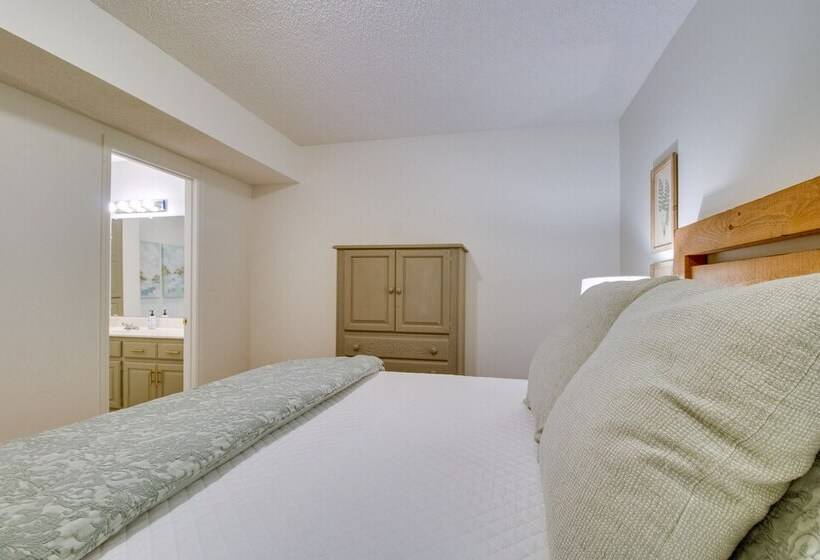 Lakefront Arkansas Abode Deck, Grill & Fire Pit!