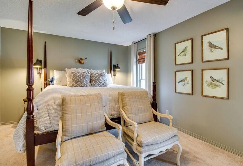 Lakefront Arkansas Abode Deck, Grill & Fire Pit!