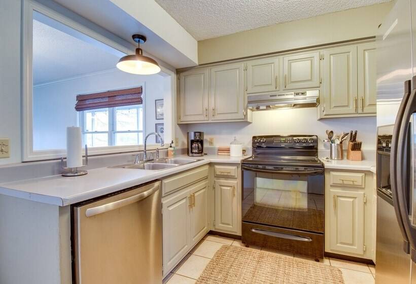 Lakefront Arkansas Abode Deck, Grill & Fire Pit!