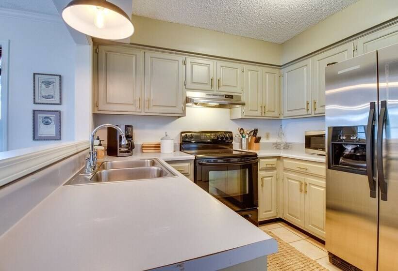 Lakefront Arkansas Abode Deck, Grill & Fire Pit!