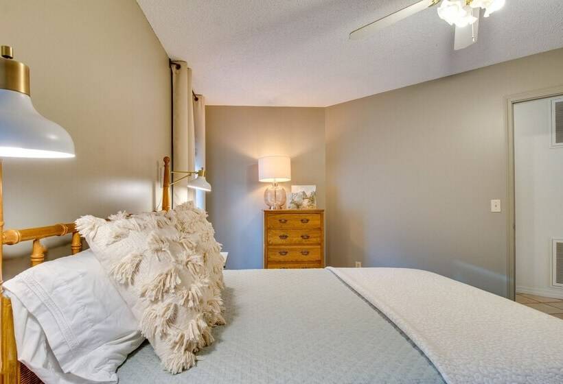 Lakefront Arkansas Abode Deck, Grill & Fire Pit!