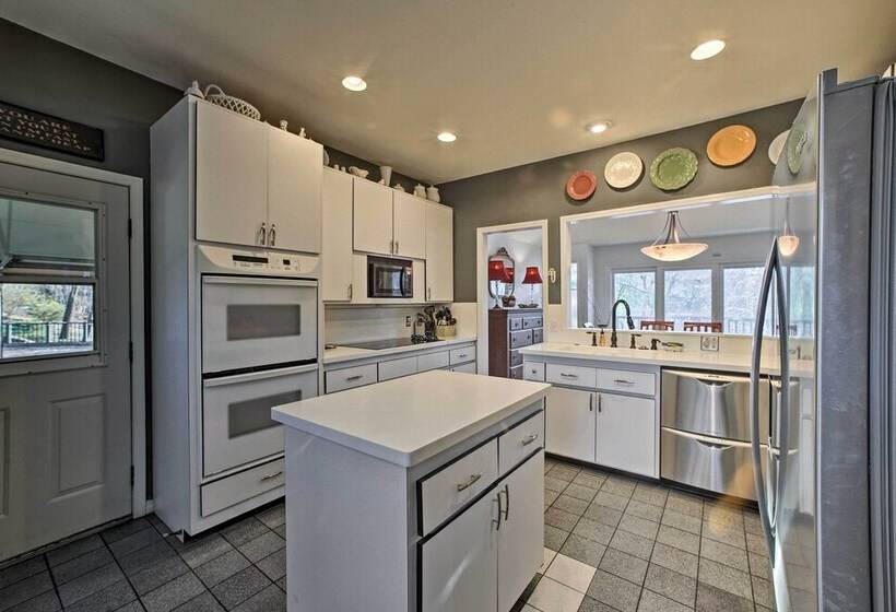 Lakefront Retreat W/ Dock & Beach: 2 Miles To Golf