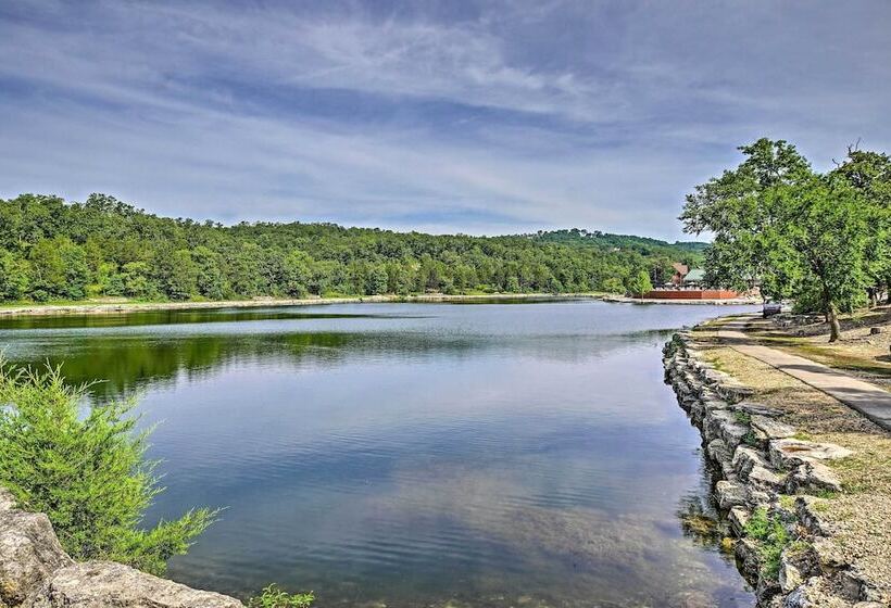 Lakeside Branson West Abode W/ Deck & Pool Access