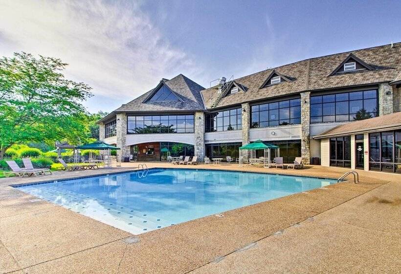 Lakeside Branson West Abode W/ Deck & Pool Access