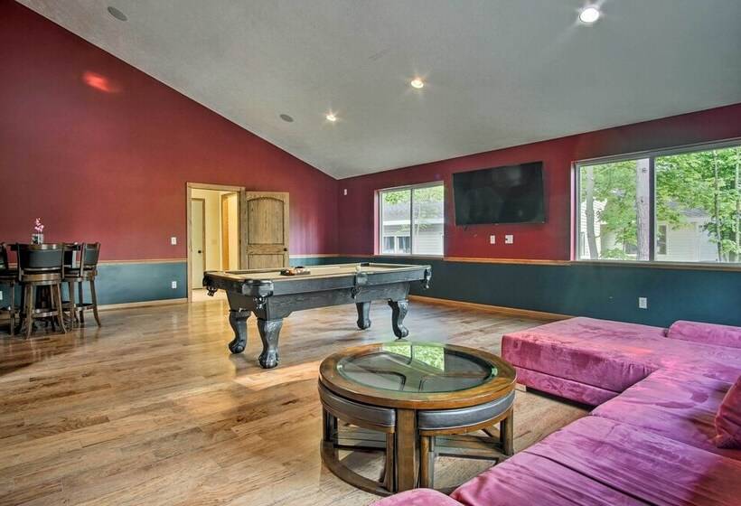 Large Home W/ Hot Tub < 1 Mi To Lake Michigan!
