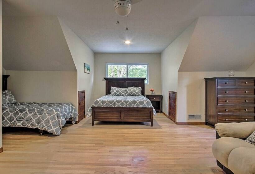 Large Home W/ Hot Tub < 1 Mi To Lake Michigan!