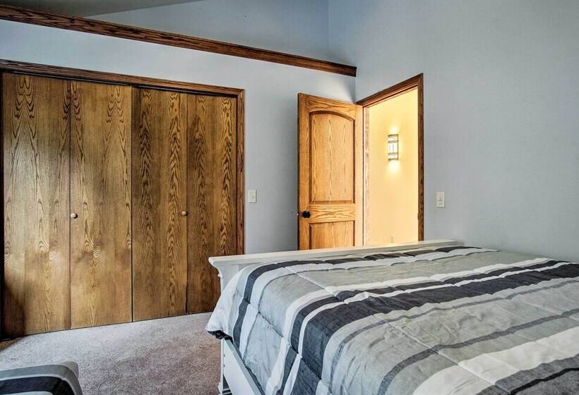 Large Home W/ Hot Tub < 1 Mi To Lake Michigan!