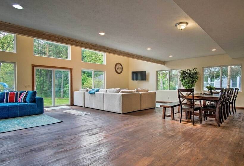Large Home W/ Hot Tub < 1 Mi To Lake Michigan!
