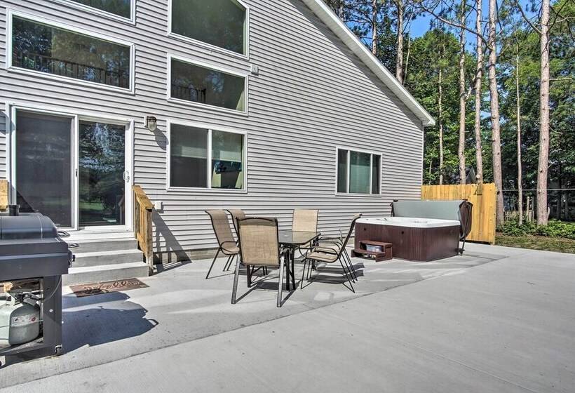 Large Home W/ Hot Tub < 1 Mi To Lake Michigan!