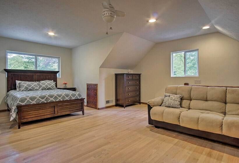 Large Home W/ Hot Tub < 1 Mi To Lake Michigan!