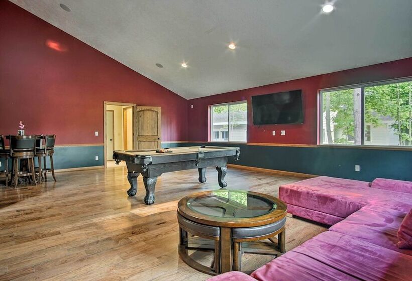 Large Home W/ Hot Tub < 1 Mi To Lake Michigan!