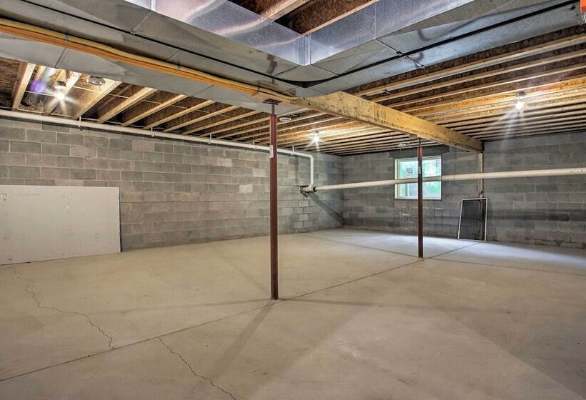 Large Home W/ Hot Tub < 1 Mi To Lake Michigan!