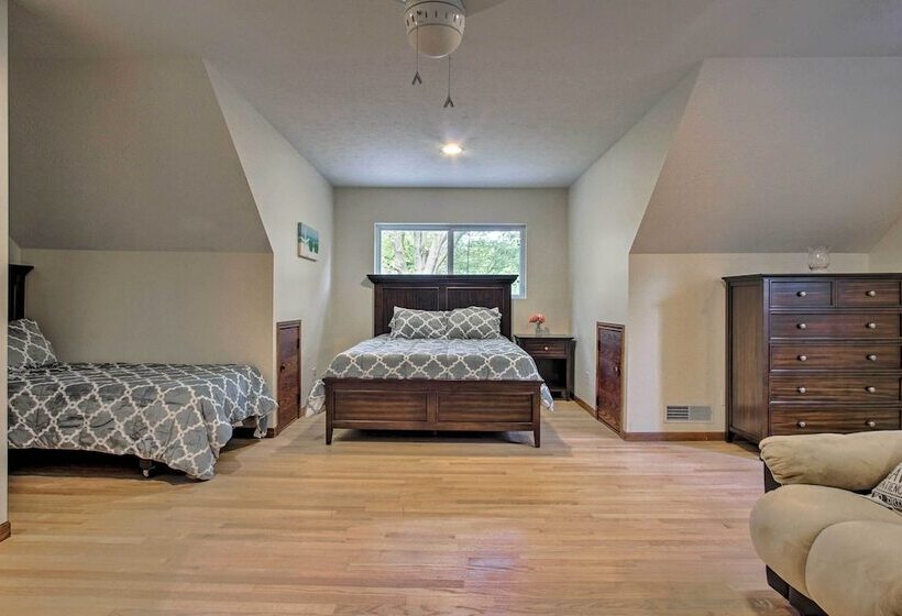 Large Home W/ Hot Tub < 1 Mi To Lake Michigan!