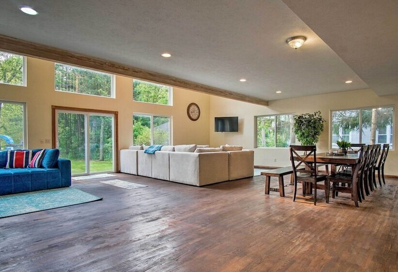Large Home W/ Hot Tub < 1 Mi To Lake Michigan!