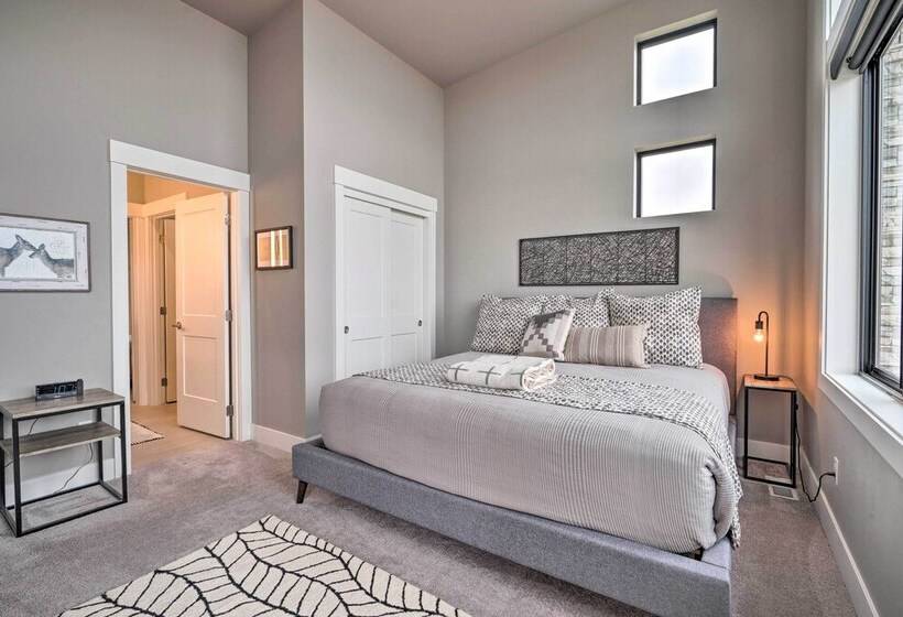 Lavish Lake Chelan Escape: Pool & Panoramic Views