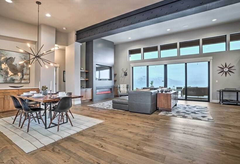 Lavish Lake Chelan Escape: Pool & Panoramic Views