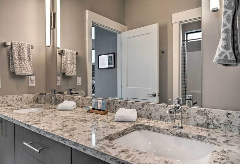 Lavish Lake Chelan Escape: Pool & Panoramic Views