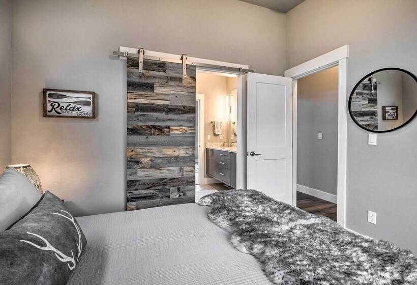 Lavish Lake Chelan Escape: Pool & Panoramic Views