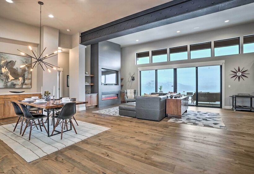 Lavish Lake Chelan Escape: Pool & Panoramic Views